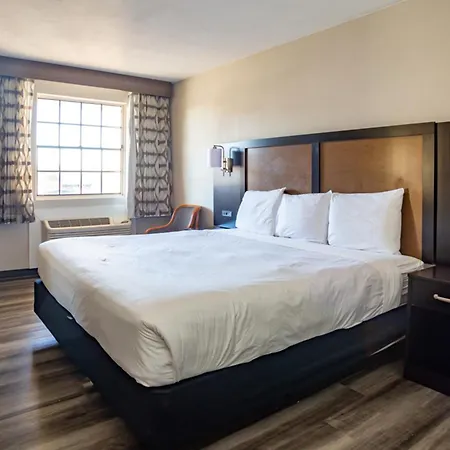 Baymont By Wyndham Austin University Area Exterior photo